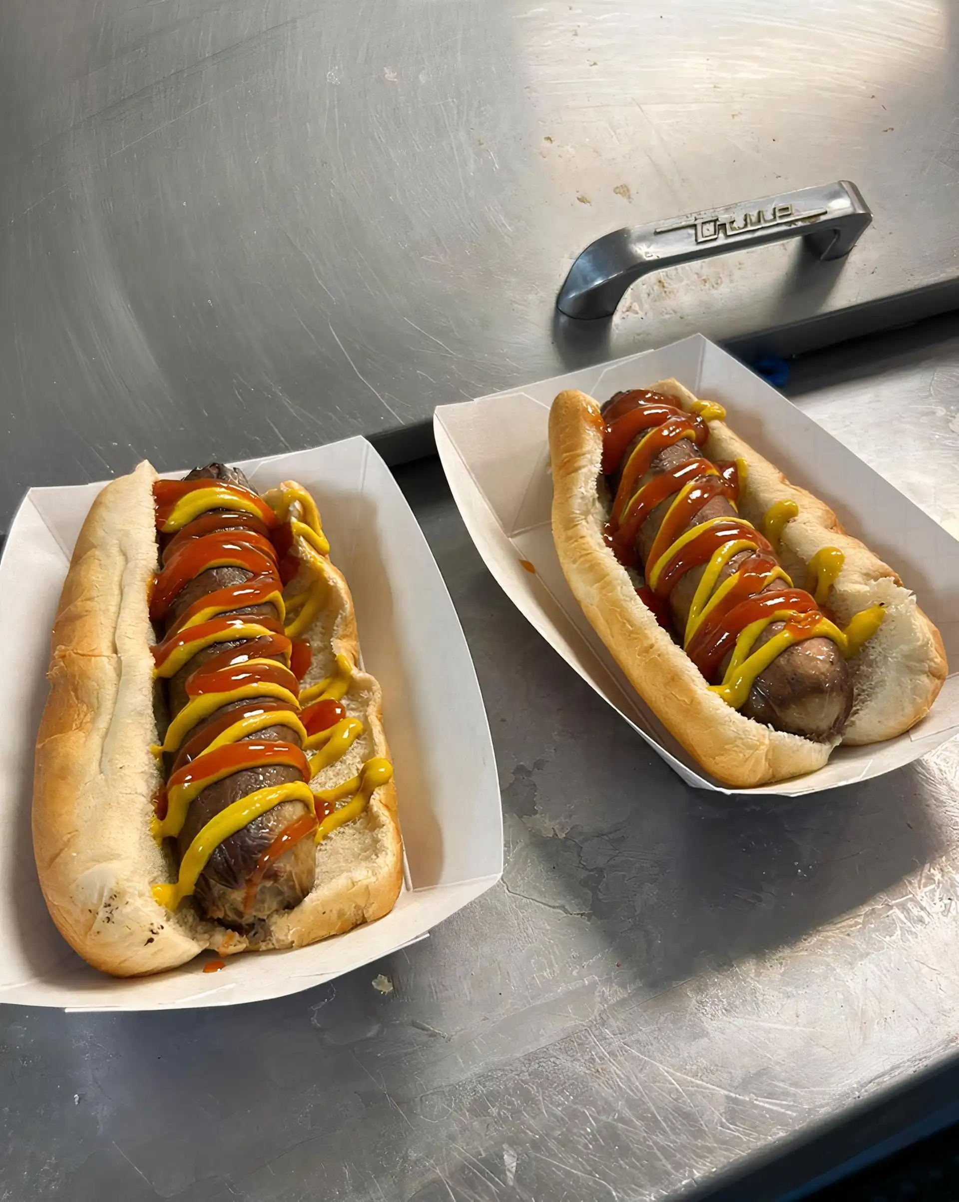 Solo Sophistic Wien - Plain hot dog with custom toppings